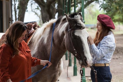 Oli se encarga de ensillar los caballos y guiar las cabalgatas en al estancia.