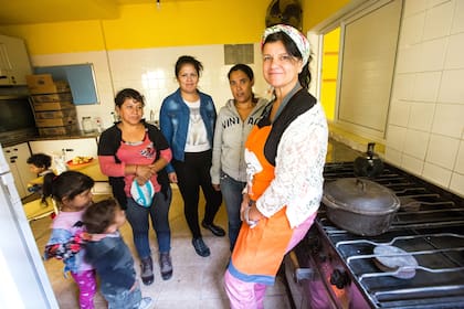 Olimpia, Johanna y Verónica asisten a los talleres que da Marisa Ledesma en Casa de Galilea