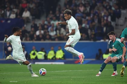 Olise, de zurda, marca su segundo gol