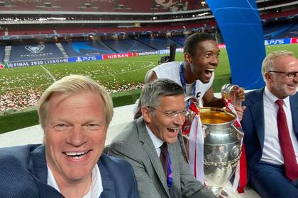 Los directivos Oliver Kahn, Herbert Hainer y Karl-Heinz Rummenigge celebran la Champions con David Alaba.