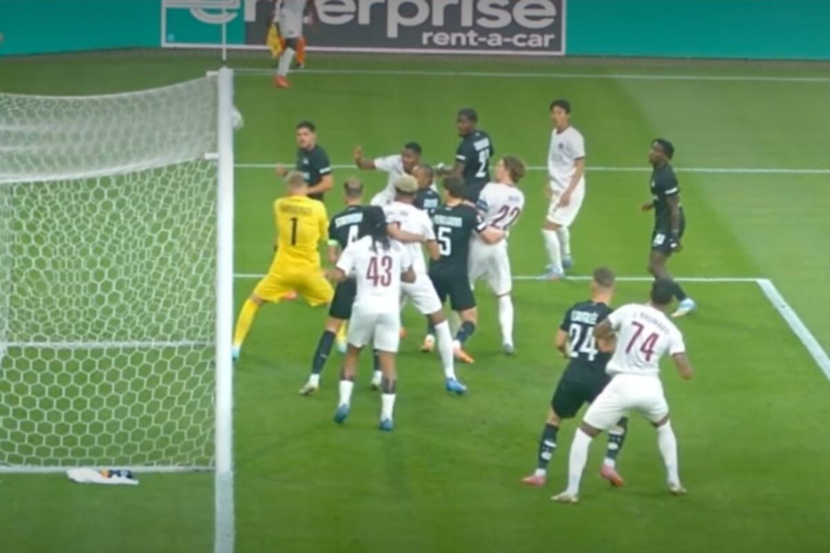 Oliver Christensen, de Sturm Graz, se hace un gol en contra con un golpe similar al de recepción de vóleibol; el arquero fue responsable del otro tanto de Midtjylland en el comienzo de la Europa League.
