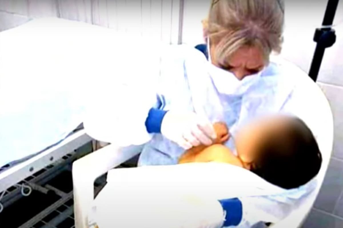 Oliver, el pequeño que quedó huérfano tras el accidente, a la espera de que un familiar lo reclame