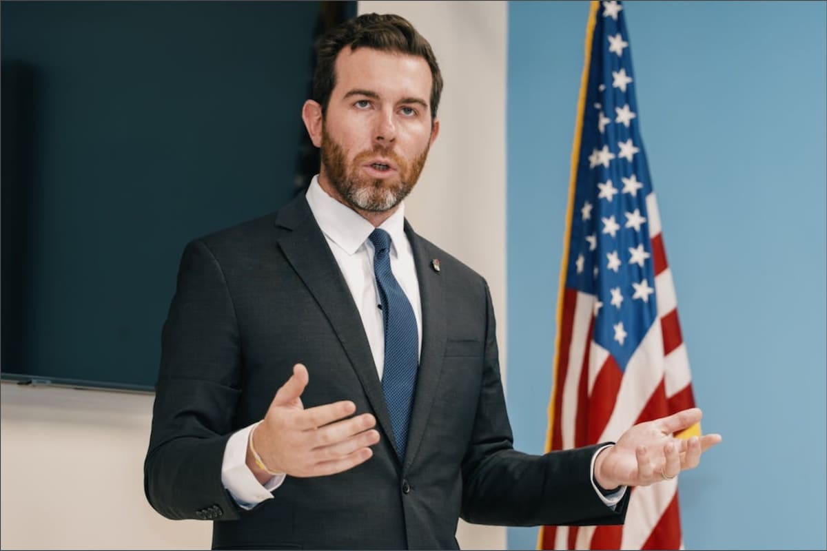 Oliver Larkin, candidato al Congreso, con un perfil similar al del alcalde Zohran Mamdani, convenció a los sindicatos para que retiraran su respaldo a un titular demócrata
