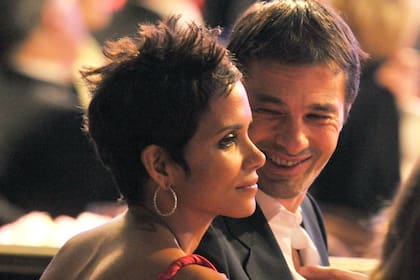 Oliver Martínez y Halle Berry durante sus primeros años juntos, en un cóctel en Beverly Hills