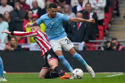 Oliver Norwood del Sheffield United pelea por el balón con Riyad Mahrez del Manchester City en el encuentro de Copa de la Liga el sábado 22 de abril del 2023 en el Estadio Wembley. (AP Foto/Alastair Grant)