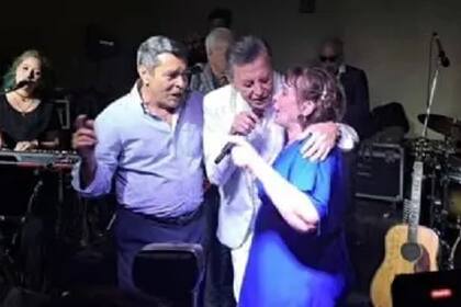 Olivera, en el festejo, canta junto a su esposa y a Palito Ortega