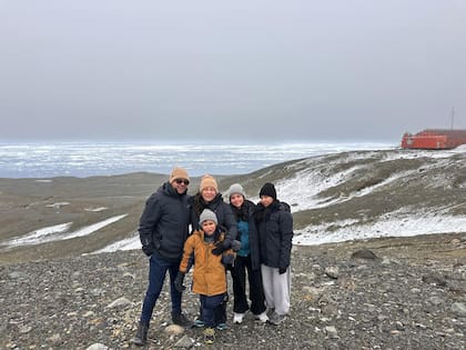 Olivera y Alegre junto a sus hijos, en la Base Esperanza