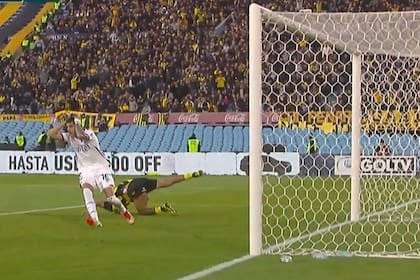 Olivera ya despejó una pelota imposible para Peñarol y Villalva no lo puede creer