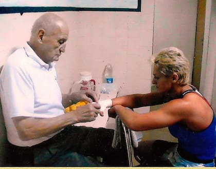 Oliveras junto a Amílcar Brusa. Su única gran lesión fue una triple fractura en la mano que necesitó intervención quirúrgica, luego de su primer oro mundial