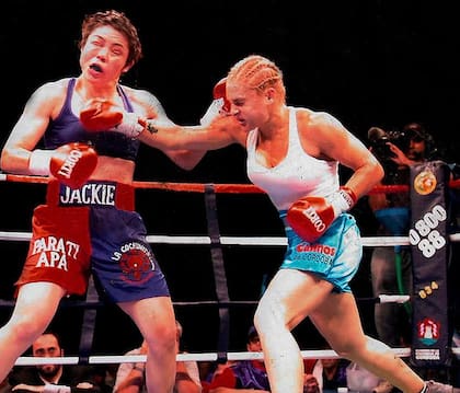 Oliveras se consagró campeona mundial peso supergallo de la WBC
el 20 de mayo de 2006, tras vencer por nockout a Jackie Nava en Tijuana, México.