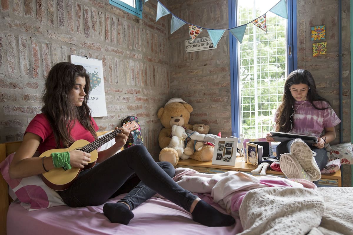 Olivia (a la izquierda) y Uma Poggi Soqueff, de 17 y 13 años, hijas de Silvia Soqueff, arquitecta