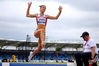 Olivia Breen, una atleta paralímpica británica, reveló que se quedó “sin palabras” después de que una oficial de la competencia hizo un comentario inoportuno sobre su indumentaria