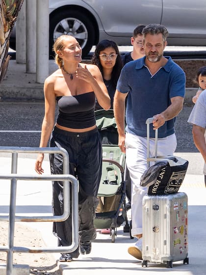 Olivia Burgess y Joshua Jackson, en el aeropuerto de Los Ángeles