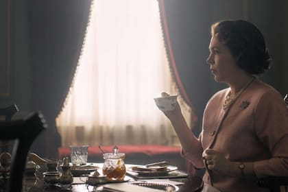 Olivia Colman personificando a Isabel II de Inglaterra