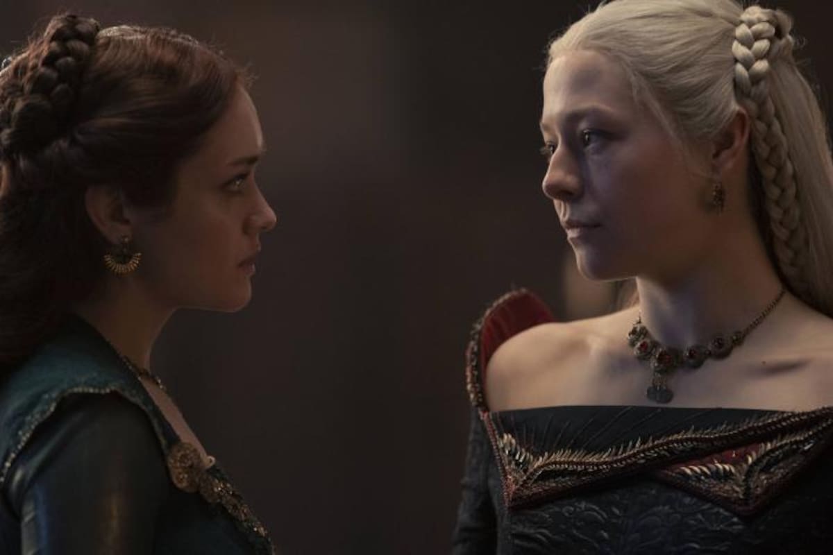 Olivia Cooke es la nueva Alicent (izquierda) junto a Emma D’Arcy, que toma el papel de Rhaenyra. FOTO: