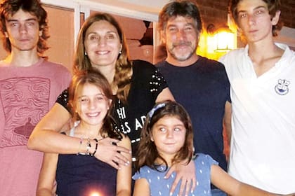 Olivia, de chica, junto a su familia: su hermano Benjamín Peña, su mamá, la estilista Felicitas Isse Moyano, Pachu, Iñaki y Joaquina. “Nos gusta organizar noches de cine. Con papá soy más de ir a ver Una noche en el museo, de Ben Stiller, y con mamá, Barbie”, cuenta riendo