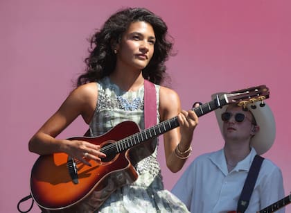 Olivia Dean, sobre el escenario de un festival en octubre de 2025, en Austin, Texas