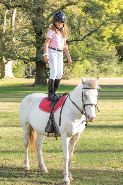 Olivia es hija de Tomás Frigerio, el heredero mayor de Andrea, y Estefanía Couture des Troismonts. Fanática de los caballos, se animó a pararse en el lomo de un petiso muy manso para la cámara de ¡Hola! "Sempre está contenta. Es adaptable, histriónica y todo le viene bien. La siento muy parecida a mí. Desde que nació tuve un enganche especial con ella", cuenta con orgullo Andrea.