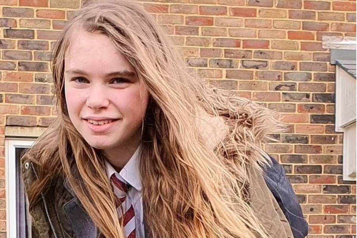 Olivia Maunder, de 15 años, de Bordon, Hampshire, antes de su enfermedad
