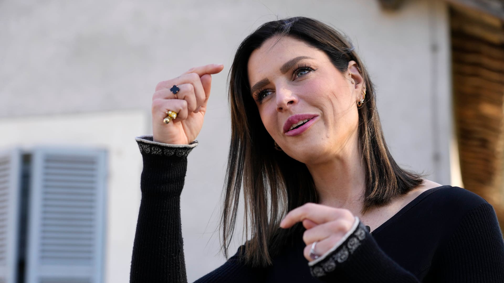 Olivia Maurel, nacida por gestación subrogada y opositora de esa práctica. (AP Foto/Gregorio Borgia)