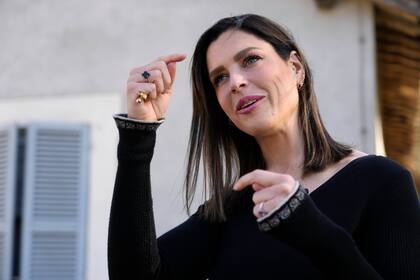 Olivia Maurel, nacida por gestación subrogada y opositora de esa práctica, en entrevista con The Associated Press en Roma, el jueves 4 de abril de 2024. (AP Foto/Gregorio Borgia)