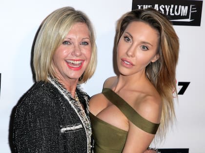 Olivia Newton-John y su hija Chloe Lattanzi, quien heredó la pasión artística de sus padres