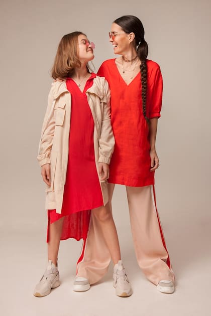 Olivia: Parka con bolsillo (Vitamina, $ 7900), vestido camisero (Cibeles, $ 3380) y zapatillas de neoprene con elástico (Nike, $ 3499) Sofía: Vestido de lino, pantalón de seda con raya lateral (Etiqueta Negra, $4600 y $ 7600) y zapatillas de cuero y gamuza (Prüne, $3590)