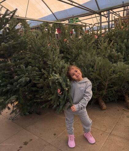 Olivia se divirtió eligiendo el arbolito de Navidad (Foto: Instagram @valucervantes)