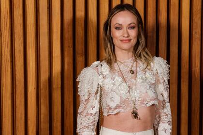 Olivia Wilde dijo presente en la Semana de la Moda parisina. La actriz y directora asisitió al desfile de Chloe y descubrió las nuevas tendencias para la primavera verano 2026