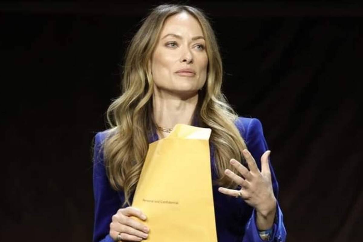 Olivia Wilde, en el momento en el que recibió los documentos legales.