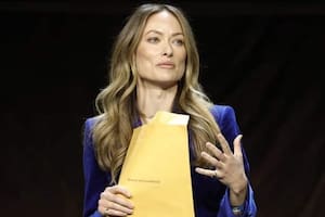 Olivia Wilde, en el momento en el que recibió los documentos legales.