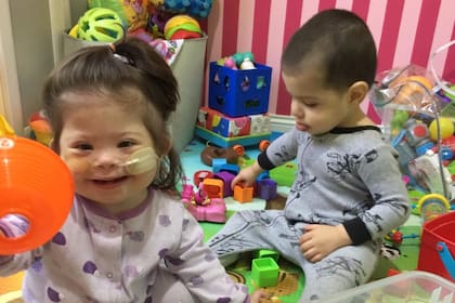 Olivia y Thiago, dos de los trillizos que sufren de complicaciones médicas