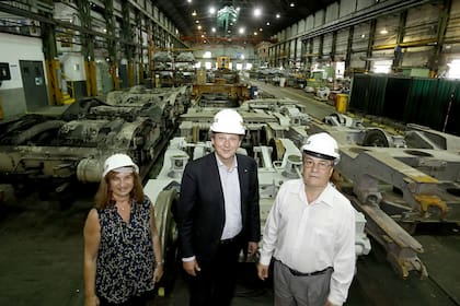 Olivier Pietz, director ejecutivo de la DB para América Latina (centro) en su visita a los talleres de Metrovías junto a Ester Litovsky (gerente de Planeamiento y Control) y Juan Peña (gerente General Operativo)