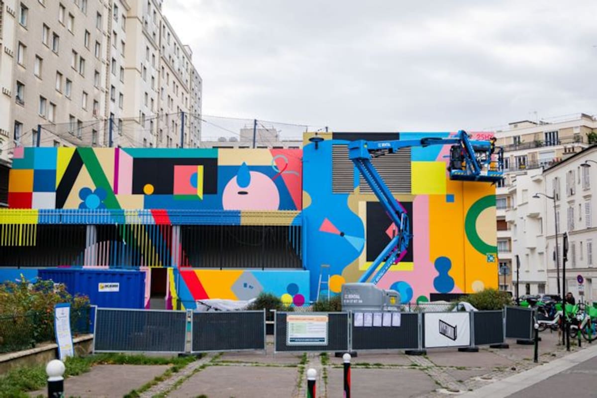 Olivier Sujkowski, que firma como 2SHY, transformó las paredes que envuelven el Centro Deportivo Fragonard en una explosión multicolor