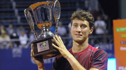 Olivo, feliz con el trofeo