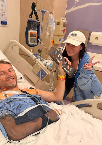 Ollie Millroy no perdió el humor pese al accidente; en el hospital estuvo acompañada por su compañera de equipo, Betty Chen