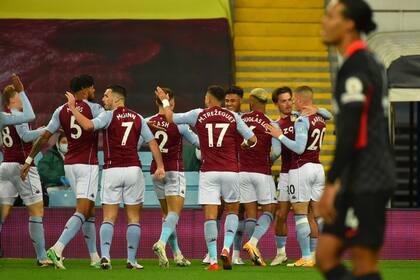 Ollie Watkins del Aston Villa celebra el segundo gol junto a sus compañeros