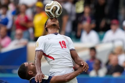 Ollie Watkins le gana de cabeza a Maxence Lacroix