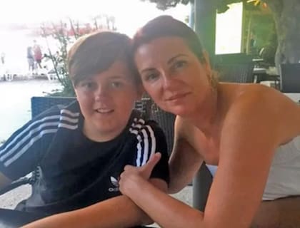 Olly con su madre, Amanda