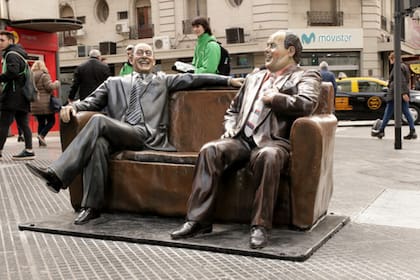 Olmedo y Portales, escultura de Fernando Pugliese en la esquina de la avenida Corrientes y Uruguay