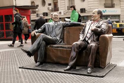 Olmedo y Portales, escultura de Fernando Pugliese en la esquina de la avenida Corrientes y Uruguay