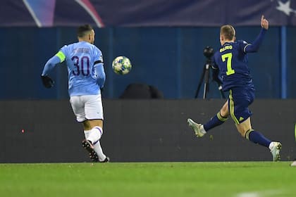 Olmo no se olvida de Nicolás Otamendi... La imagen es de 2019, en uno de los primeros partidos del español en la Champions, cuando jugaba en Dinamo Zagreb