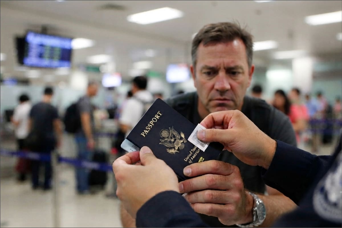 Olvidar firmar el pasaporte estadounidense hace que el documento no sea válido, según advirtió el DOS