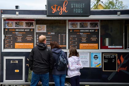 Olvide Filadelfia: locales y turistas disfrutan de cheesesteaks de alce y reno en el norte de Suecia