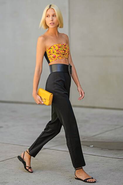 Olympia de Grecia, invitada especial al fashion show de Carolina Herrera, eligió un conjunto de la marca que se ganó la admiración de todos: pantalones negros tipo sastre de cintura alta, que contrastaban con el bandeau de estampado floral sobre fondo amarillo. Realzó su outfit con una faja negra, clutch amarillo, también de Carolina Herrera, y sandalias planas.