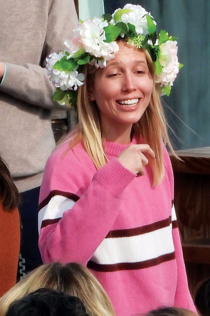 Olympia de Grecia participó en una prueba de esquí por equipos. En el suyo, todas llevaban coronas de flores y suéteres iguales y la copa que levantó tenía la leyenda “Glamour Girl”, todo un guiño a la historia del club, que en 1939 instauró la tradición de elegir cada año a una ‘chica glamorosa’.
