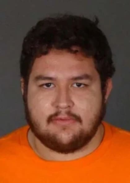 Omar Alexander Cárdenas, nacido en California, es buscado por el presunto asesinato de un hombre ocurrido