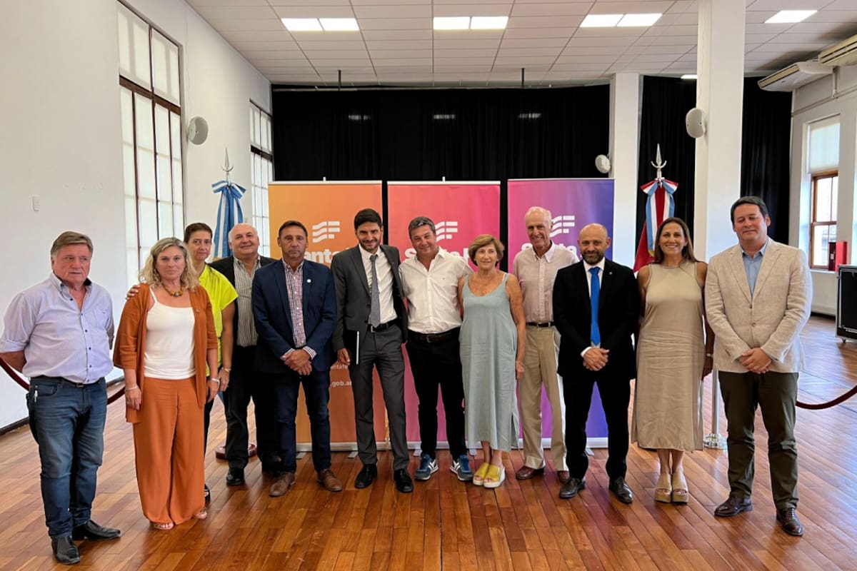 Omar Barletta, Laura Llopi (Coninagro), Marcela Fabrissin (Federación Agraria Argentina), Adalberto Saperdi (Coninagro), Marcelo Banchi (Federación Agraria Argentina), Maximiliano Pullaro, Juan Priott (Sociedad Rural Chañar Ladeado), Sara Gardiol (Gardiol, presidente de Carsfe), Rafael Aleman (Sociedad Rural de San Cristóbal), Gustavo Puccini, Soledad Diez de Tejada (Sociedad Rural Argentina por Santa Fe) e Ignacio Mántaras