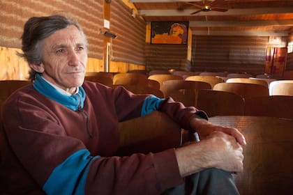 Omar Borcard en su primer cine, que funcionó en Villa Elisa hasta el año 2010