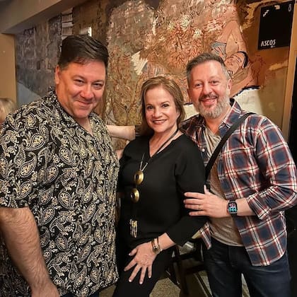 Omar Calicchio junto a Lucía Galán y Nicolás Scarpino en España